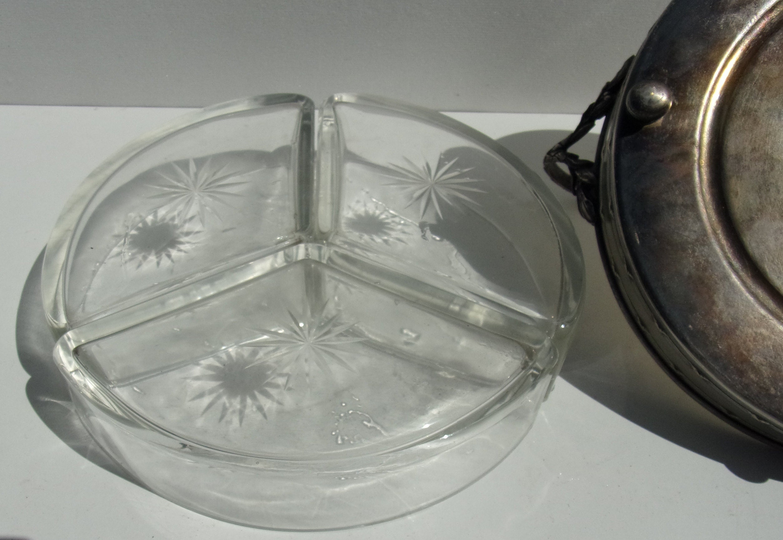 Ancien Plateau De Service Rond En Verre 3 Compartiments - Anse En étain/régule