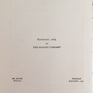 Może przedstawiać: Strona z książki z tekstem "COPYRIGHT, 1903, BY THE HOBART COMPANY." oraz "An Apache Princess" i "Published September, 1903".