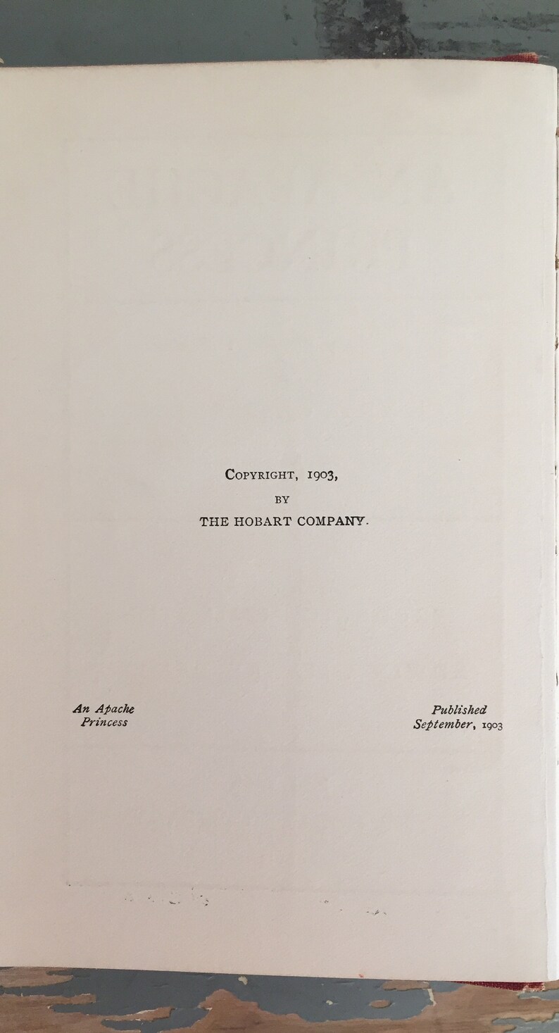 Może przedstawiać: Strona z książki z tekstem "COPYRIGHT, 1903, BY THE HOBART COMPANY." oraz "An Apache Princess" i "Published September, 1903".