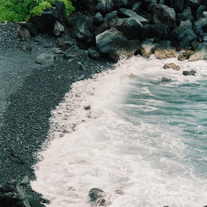 HONOKALANI BEACH | The Road to Hana | Black Sand Beach | Maui, Hawaii | Black Sand Beach wave approaching | Maui black sand beach | Hawaii