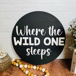 Wo der Wilde schläft, Kinderzimmer Runde 3D Holzschild, Jungen Zimmer Dekor, Baby Shower Geschenk, Spielzimmer Zeichen, Krippe Schild, Kinderzimmer Dekor