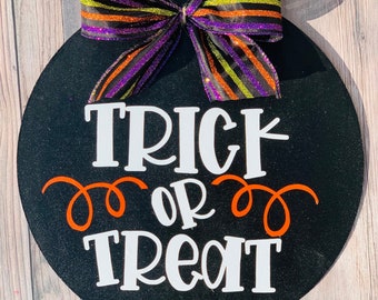 Truco o tratar la corona de puerta, colgador de puerta de Halloween de 12", señal de bienvenida de la puerta delantera, Halloween, colgador de puerta de círculo de madera