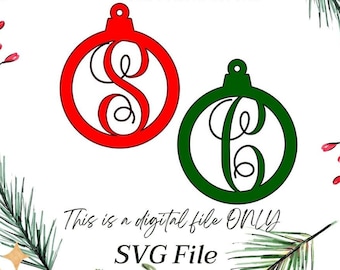 Op de afbeelding: Twee SVG-bestanden voor kerstversiering, een rode en een groene, met een monogramletter in elke versiering. De tekst "MONOGARM CHRISTMAS ORNAMENTS" staat bovenaan de afbeelding. De tekst "This is a digital file ONLY SVG File" staat onderaan de afbeelding.