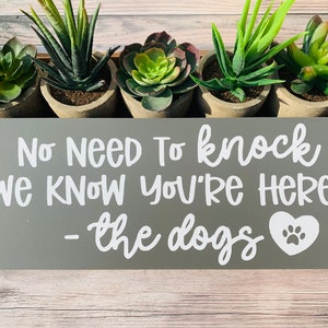 No hay necesidad de llamar Sabemos que usted está aquí signo del perro, decoración del manto de madera, percha de la puerta de bienvenida, signo rectangular de madera