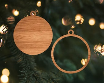 Könnte beinhalten: Zwei hölzerne Weihnachtsornamente, eines mit einer natürlichen Holzmaserung und das andere ein einfacher Kreis. Beide Ornamente haben oben ein Loch zum Aufhängen.