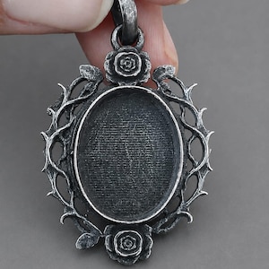 Ovalt cabochonhänge med rosentorn, blankt, 13 x 18 mm bezelfattning, gotiskt roshänge, smyckesfynd i antikt silver, botanisk halsbandsbas