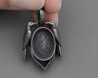 Colgante gótico con engaste ovalado de cuervo, plata antigua, cabujón de pájaro negro y dije de resina.