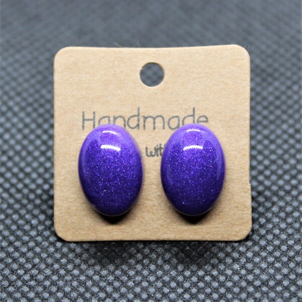 Ohrstecker violett aus Resin