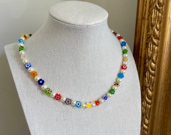 Collier floral multicolore en perles de verre avec perles d'imitation de haute qualité et fermoir plaqué or 18 carats 40 cm