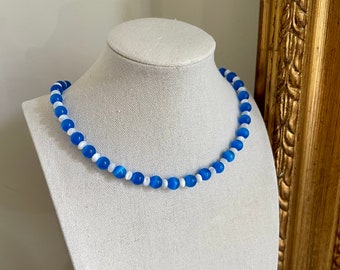 Collier oeil de chat bleu et nacre, fermoir en plaqué or 18 carats, réglable de 40 à 45 cm, couleur et style estivaux