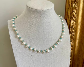 Collier inspiré de l'océan, perles de pierre naturelle bleu clair avec perles d'eau douce irrégulières et fermoir plaqué or 18 carats - Mermaid's Tears Elegance
