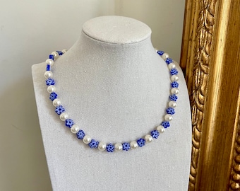 Collier floral bleu avec perles de verre au chalumeau avec perles d'imitation de haute qualité et fermoir plaqué or 18 carats 40 cm