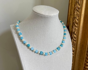 Collier floral bleu avec perles de verre au chalumeau avec perles d'imitation de haute qualité et fermoir plaqué or 18 carats 40 cm