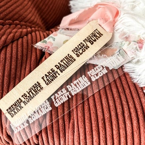 Romanze Tropen Holz Lesezeichen, Acryl Lesezeichen, Lustiges Lesezeichen Geschenk, Laser graviertes Lesezeichen, Ästhetisches Acryl Blumen Lesezeichen