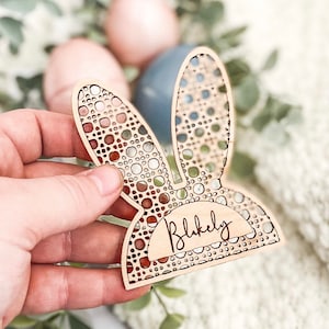 Op de afbeelding: Houten paas konijn plaatskaart met een uitgesneden ontwerp en de naam "Blakely" gegraveerd aan de onderkant.
