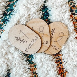 Marqueurs mensuels d’étape pour bébé, marqueurs mensuels en bois gravés au laser, accessoires photo pour bébé, annonce de nouveau-né et de naissance, cadeau de baby shower