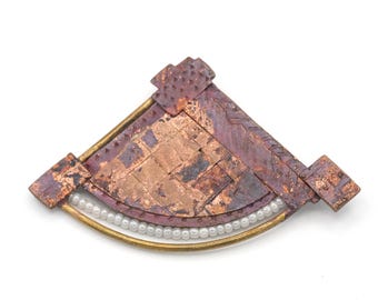 Vintage hantverksbrosch i blandad metall och pärlor 6,3 cm