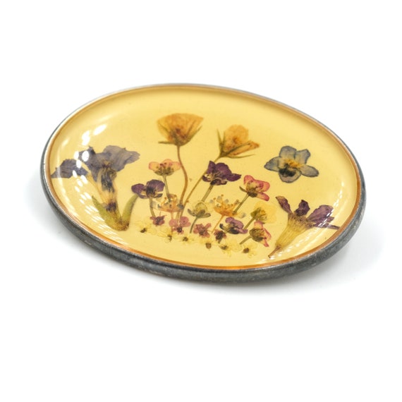 Vintage brooch flower resin Gem