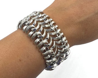 Pulsera vintage de ancho Coro Pegasus en tono plateado de 18,3 cm