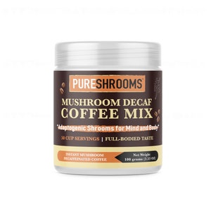Könnte beinhalten: Ein weißes Glas mit einem braunen Etikett, auf dem steht: "PURESHROOMS Mushroom Decaf Coffee Mix 'Adaptogenic Shrooms for Mind and Body' 50 Cup Servings | Full-Bodied Taste Instant Mushroom Decaffeinated Coffee Nettogewicht 100 Gramm (3,53 OZ)"