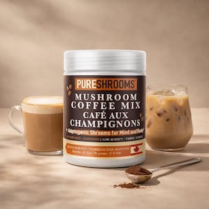 Può includere: Un contenitore bianco di PURESHROOMS Mushroom Coffee Mix, con testo in inglese e francese, è mostrato con una tazza di caffè e un bicchiere di caffè freddo. Un cucchiaio con fondi di caffè è di fronte al contenitore. Il prodotto è descritto come "Adptogenic Shrooms for Mind and Body."