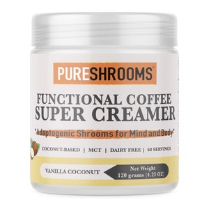 Op de afbeelding: Een witte pot met een zwart etiket waarop "PURESHROOMS FUNCTIONAL COFFEE SUPER CREAMER" en "Adaptogenic Shrooms for Mind and Body" staat. Het etiket vermeldt ook "COCONUT-BASED | MCT | DAIRY FREE | 60 SERVINGS" en "VANILLA COCONUT". De pot bevat 120 gram (4,23 oz) super room.