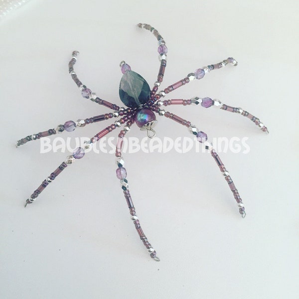 Araña navideña con cuentas malva