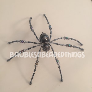 Araña navideña con cuentas de bronce