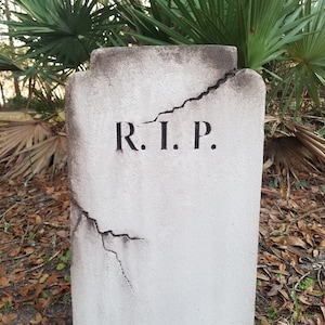 R.I.P. Lapide di Halloween PERSONALIZZATA, Accessorio di Halloween, Lapide del Cimitero. Decorazione di Halloween, Lapide personalizzata