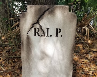 Personalisierte R.I.P. Grabstein: Handgefertigte Halloween-Friedhofsrequisite