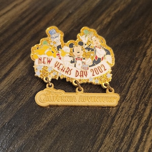 Disney California Adventure New Year’s Day 2002 Limited Edition Mickey Donald Goofy Dangle Pin