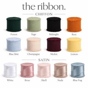 Pu&ograve; includere: Una collezione di rocchetti di nastro etichettati the ribbon. La sezione superiore presenta nastri in chiffon nei colori forest, sage, midnight, rust, blue mist, champagne, merlot e lemon. La sezione inferiore mostra nastri in raso white, rose, shell, nude e blue fog.