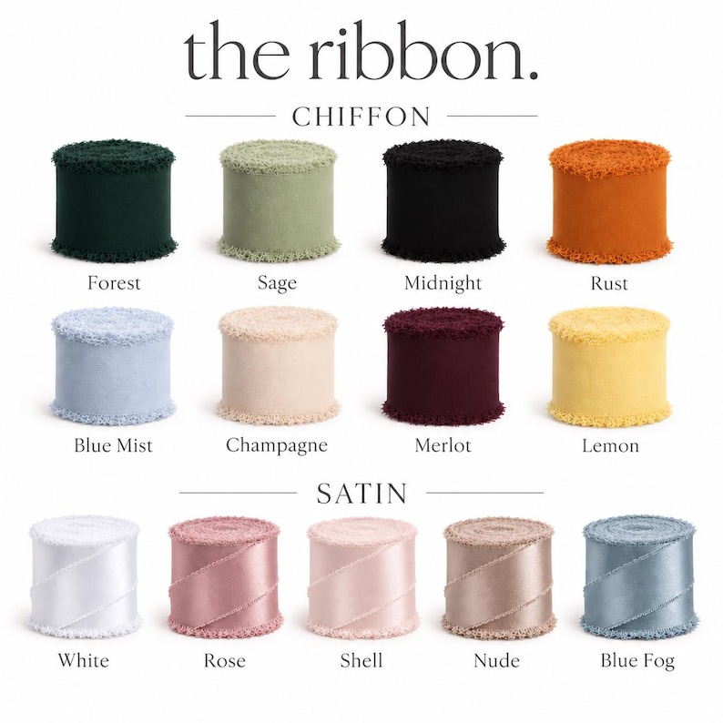 Pu&ograve; includere: Una collezione di rocchetti di nastro etichettati the ribbon. La sezione superiore presenta nastri in chiffon nei colori forest, sage, midnight, rust, blue mist, champagne, merlot e lemon. La sezione inferiore mostra nastri in raso white, rose, shell, nude e blue fog.