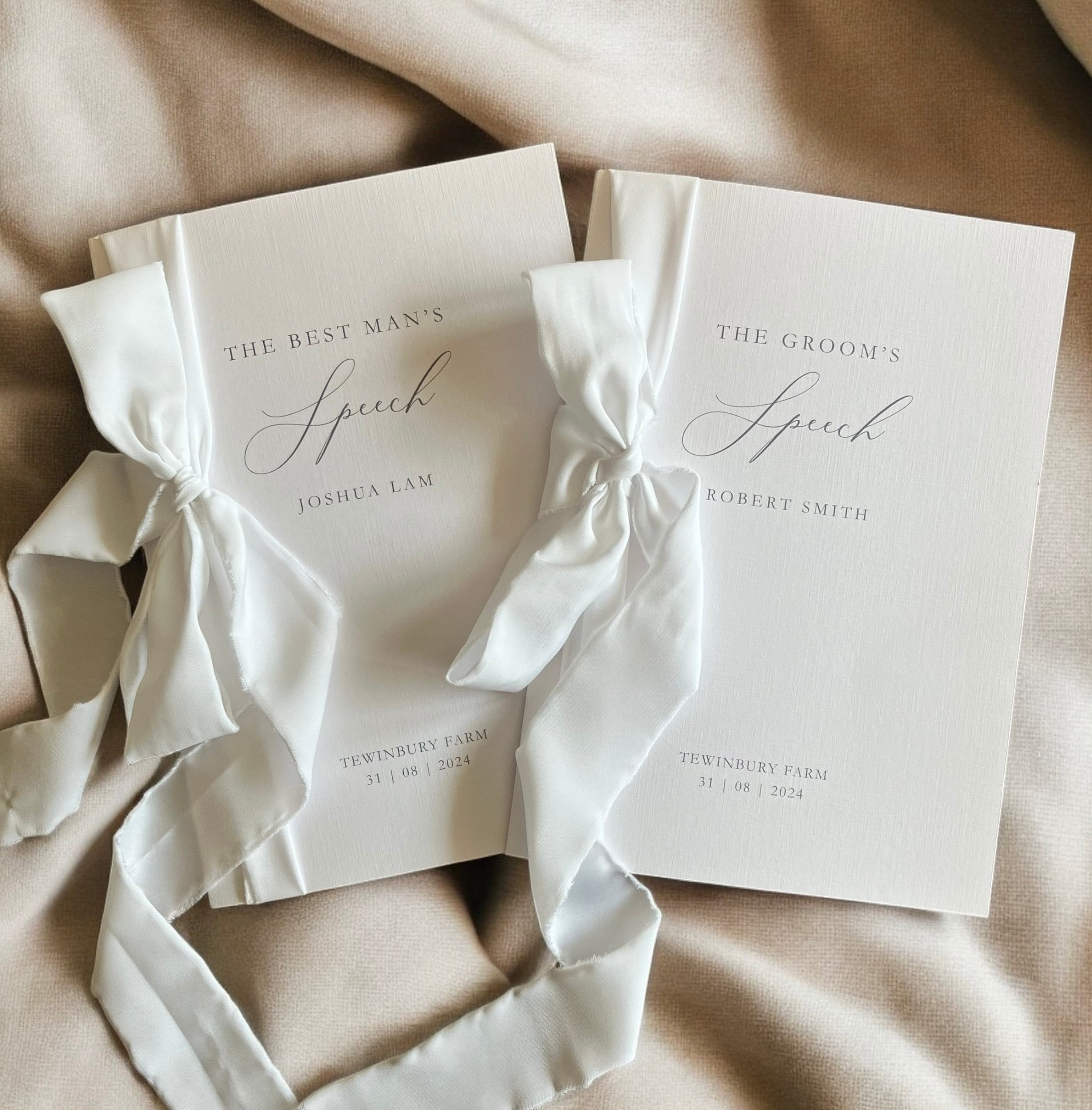 Folletos de discursos de boda: Tarjeta de lino personalizada con cinta de seda sintética