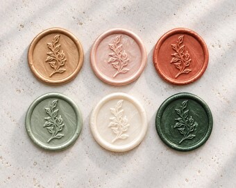 Puede incluir: Seis sellos de cera circulares dispuestos en dos filas de tres. Cada sello presenta un diseño de rama botánica en relieve. Los colores incluyen oro metálico, rosa suave, terracota, verde salvia, crema y verde bosque oscuro con textura.