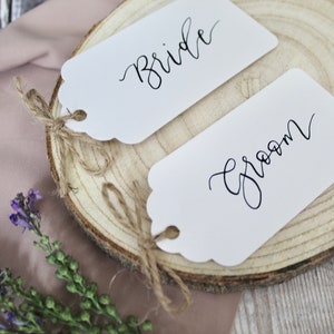 Handgeschriebene Gepäckanhänger-Tischkarten // Ortsnamen, Gedecke für Hochzeiten, Konferenzen, Geburtstage, Junggesellinnenabschiede, Babypartys