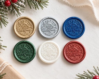 Puede incluir: Seis sellos de cera circulares dispuestos en dos filas, con el texto en relieve Merry Christmas rodeado de hojas y bayas de acebo. Los sellos son de color oro metálico, plata, azul profundo, verde oscuro, blanco nacarado y rojo intenso.