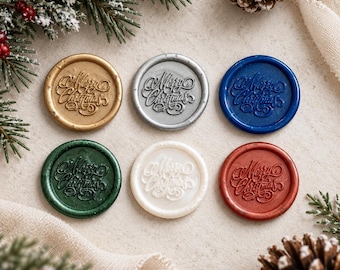 Puede incluir: Seis sellos de cera circulares dispuestos en dos filas, con el texto en relieve Merry Christmas en letra cursiva. Los sellos son de color oro metálico, plata, azul profundo, verde bosque, blanco y un tono marrón rojizo apagado.