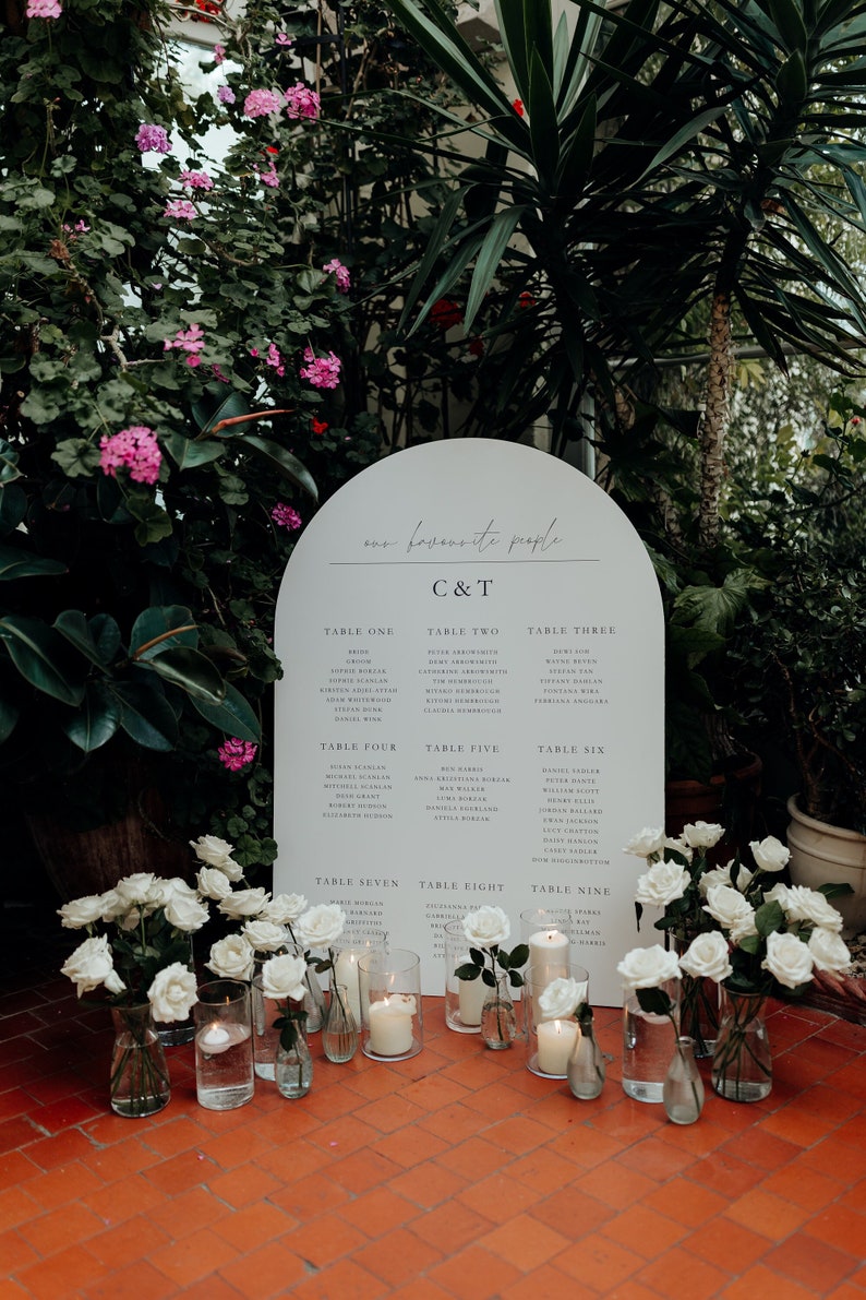 Round Table Plan Sign Arched Wedding Seating Chart // Personalised Minimalist Table Plan Sign ...