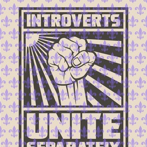 Könnte beinhalten: Ein rechteckiges Grafikdesign mit dem Text "INTROVERTIERTE VEREINT EUCH SEPARAT IN EUREN EIGENEN HEIMEN". Das Design zeigt eine geballte Faust und Sonnenstrahlen, alles in Dunkelgrau. Der Hintergrund ist hellbeige mit einem sich wiederholenden lila Fleur-de-Lis-Muster.