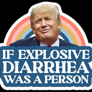 Può includere: Un adesivo con un uomo sorridente e un design arcobaleno. Il testo sull'adesivo recita "IF EXPLOSIVE DIARRHEA WAS A PERSON" in bianco, con un carattere stilizzato su sfondo blu.