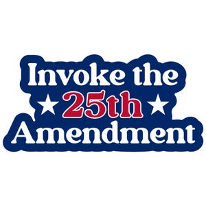 Puede incluir: Una pegatina con el texto "Invoke the 25th Amendment" en letras blancas sobre un fondo azul con un borde blanco. El número "25th" es rojo, con estrellas blancas a cada lado.