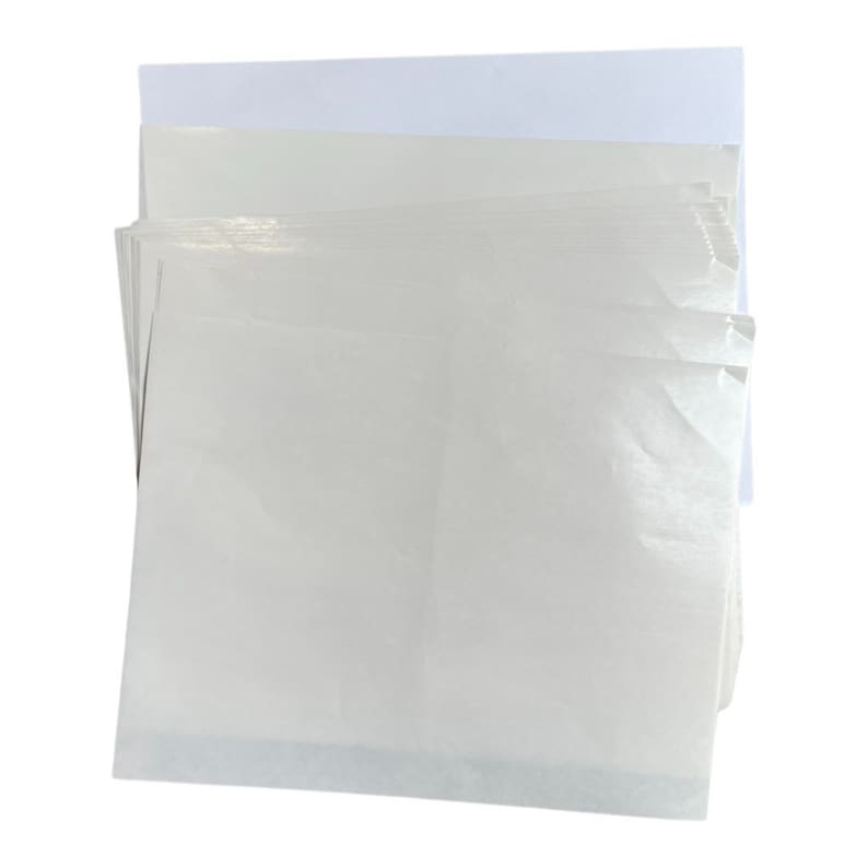 Pode incluir: Uma pilha de folhas de papel de seda branco.
