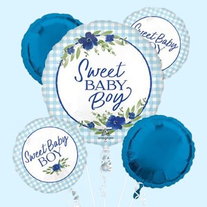 Puede incluir: Un conjunto de cinco globos azules y blancos con un patrón de cuadros. Los globos tienen el texto "Sweet Baby Boy". Los globos son perfectos para un baby shower o una celebración de un nuevo bebé.