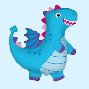 Puede incluir: Un globo de aluminio con forma de dinosaurio azul brillante que presenta una barriga azul claro, alas moradas y una hilera de p&uacute;as rosas y moradas a lo largo de la espalda. La criatura tiene una cara sonriente con dientes blancos, boca rosa y manchas azul oscuro.