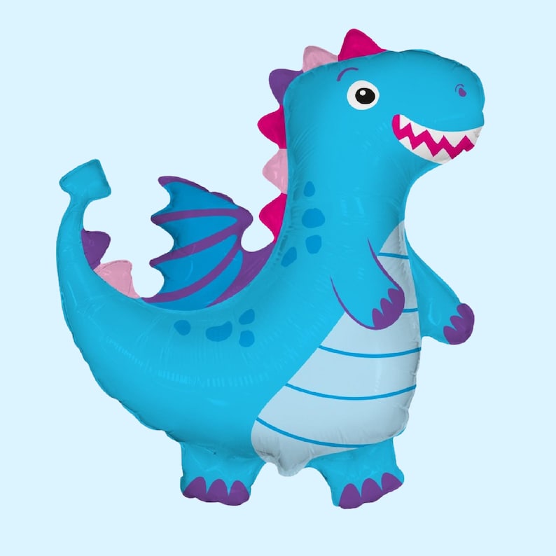 Puede incluir: Un globo de aluminio con forma de dinosaurio azul brillante que presenta una barriga azul claro, alas moradas y una hilera de p&uacute;as rosas y moradas a lo largo de la espalda. La criatura tiene una cara sonriente con dientes blancos, boca rosa y manchas azul oscuro.