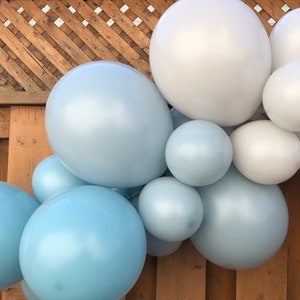 Guirlande de ballons bleu estompé | Décoration de fête Happy Dude bleue | Décorations pour baby shower | Articles de fête de surf | Fête de voitures de course vintage