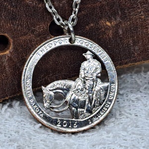 Schmuck Restposten - Pferd und Reiter Anhänger, US North Dakota Quarter, Hand geschnittener Schmuck