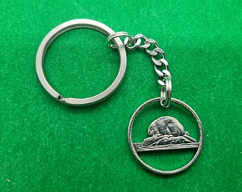 Llavero de castor, moneda canadiense de 5 centavos, joyería con monedas talladas, joyería hecha a mano, joyería artesanal, joyería bohemia