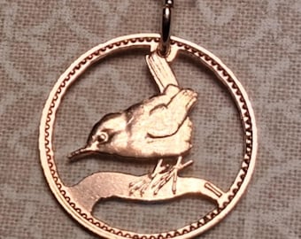 Colgante de reyezuelo, moneda británica de 1 farthing, joyería con monedas talladas, joyería hecha a mano, estilo bohemio.